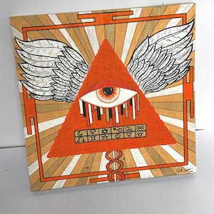 Peut inclure: Œuvre d'art carrée représentant un triangle orange avec un œil, des ailes et des symboles. Le fond présente un motif de rayons de soleil dans des tons orange et or. L'œuvre est sur une surface en bois.