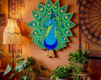 Art en résine de paon royal sur bois de récupération • Sculpture murale d'oiseau sacré inspirée de Krishna