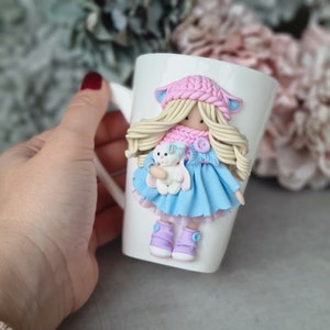 Tazza da caffè personalizzata con simpatica bambola 3D con vestito rosa e blu, tazza personalizzata, regalo per figlia, per nipote, regalo di Pasqua