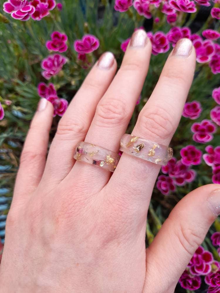 Handmade Resin Ring with Pressed Daisies and Gold Leaf, Nature Inspired Jewelry