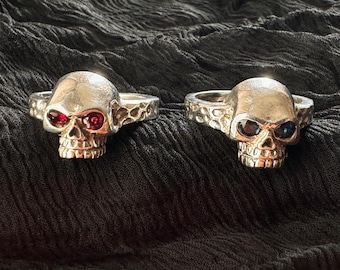 Sterling zilveren doodskopring: handgemaakte gotische rocksieraden met edelstenen ogen.