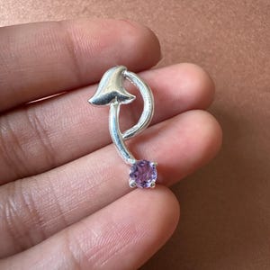 Colgante de amatista: piedra preciosa redonda hecha a mano en plata de ley 925, con diseño floral o inspirado en la letra P, regalo para ella, joyería morada.