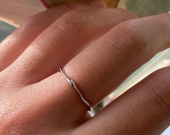 Anillo ajustable de plata extrafino, anillo de plata fino, anillo extrafino, anillo minimalista, minimalismo, anillo de banda fina, ajustable