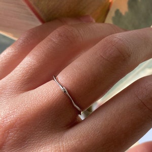 Anillo ajustable de plata extrafino, anillo de plata fino, anillo extrafino, anillo minimalista, minimalismo, anillo de banda fina, ajustable imagen 1