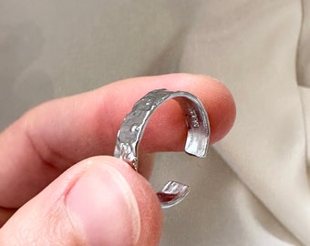 Gehämmert Silberring, dünner Silberbandring, verstellbarer Ring, gehämmerter Ring, minimalistischer Ring, Minimalismus, verstellbarer Ring