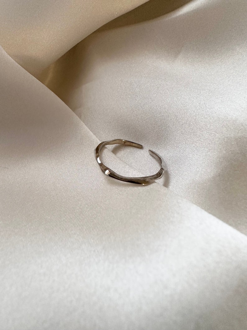 Anillo ajustable de plata extrafino, anillo de plata fino, anillo extrafino, anillo minimalista, minimalismo, anillo de banda fina, ajustable imagen 4