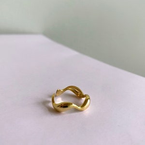 Anillo de oro fino, Anillo de oro ondulado, Anillo minimalista de oro, Anillo de oro ajustable, Apilable, Anillo ondulado, Anillo de oro delgado, Unisex, Ajustable, Regalo imagen 4