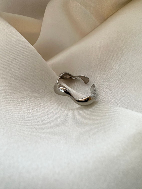 Thin wave shop ring