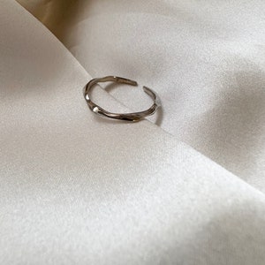 Anillo ajustable de plata extrafino, anillo de plata fino, anillo extrafino, anillo minimalista, minimalismo, anillo de banda fina, ajustable imagen 7