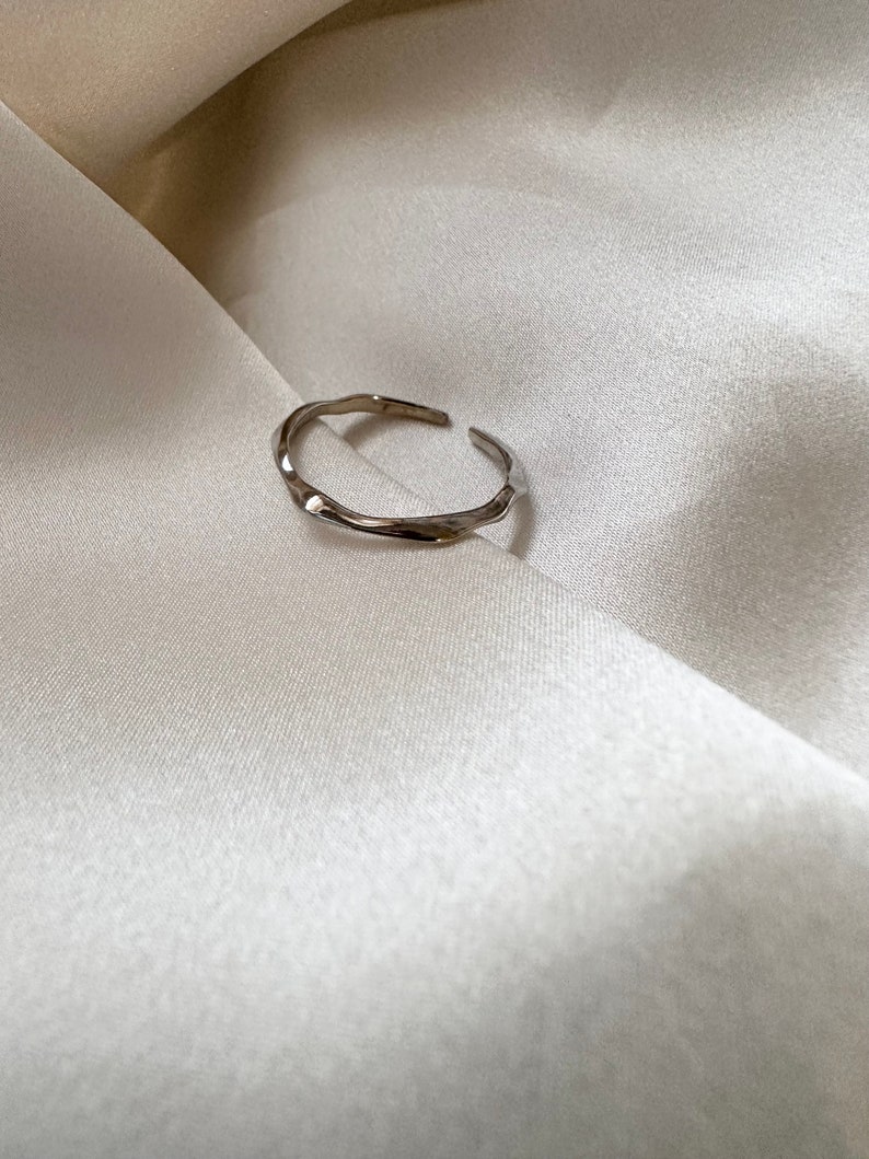 Anillo ajustable de plata extrafino, anillo de plata fino, anillo extrafino, anillo minimalista, minimalismo, anillo de banda fina, ajustable imagen 7