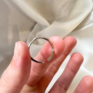 Anillo ajustable de plata extrafino, anillo de plata fino, anillo extrafino, anillo minimalista, minimalismo, anillo de banda fina, ajustable imagen 3