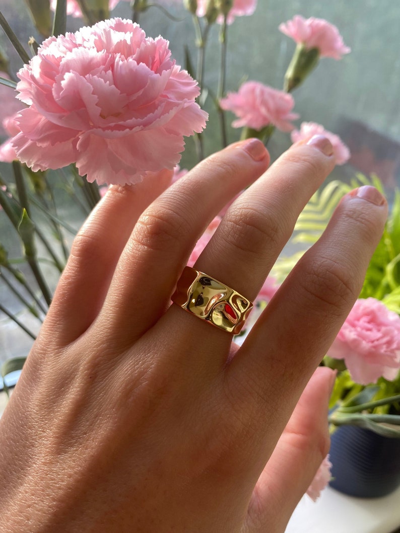 Anillo de oro grueso, anillo martillado de oro, anillo de oro grueso, anillo ajustable, unisex, anillo de declaración, anillo de apilamiento, anillo de oro grande, presente, regalo imagen 1