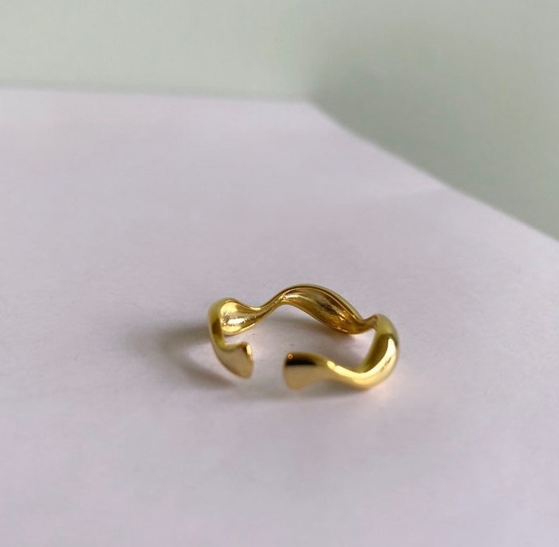 Anillo de oro fino, Anillo de oro ondulado, Anillo minimalista de oro, Anillo de oro ajustable, Apilable, Anillo ondulado, Anillo de oro delgado, Unisex, Ajustable, Regalo imagen 3