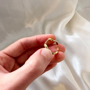 Anillo de oro fino, Anillo de oro ondulado, Anillo minimalista de oro, Anillo de oro ajustable, Apilable, Anillo ondulado, Anillo de oro delgado, Unisex, Ajustable, Regalo imagen 7