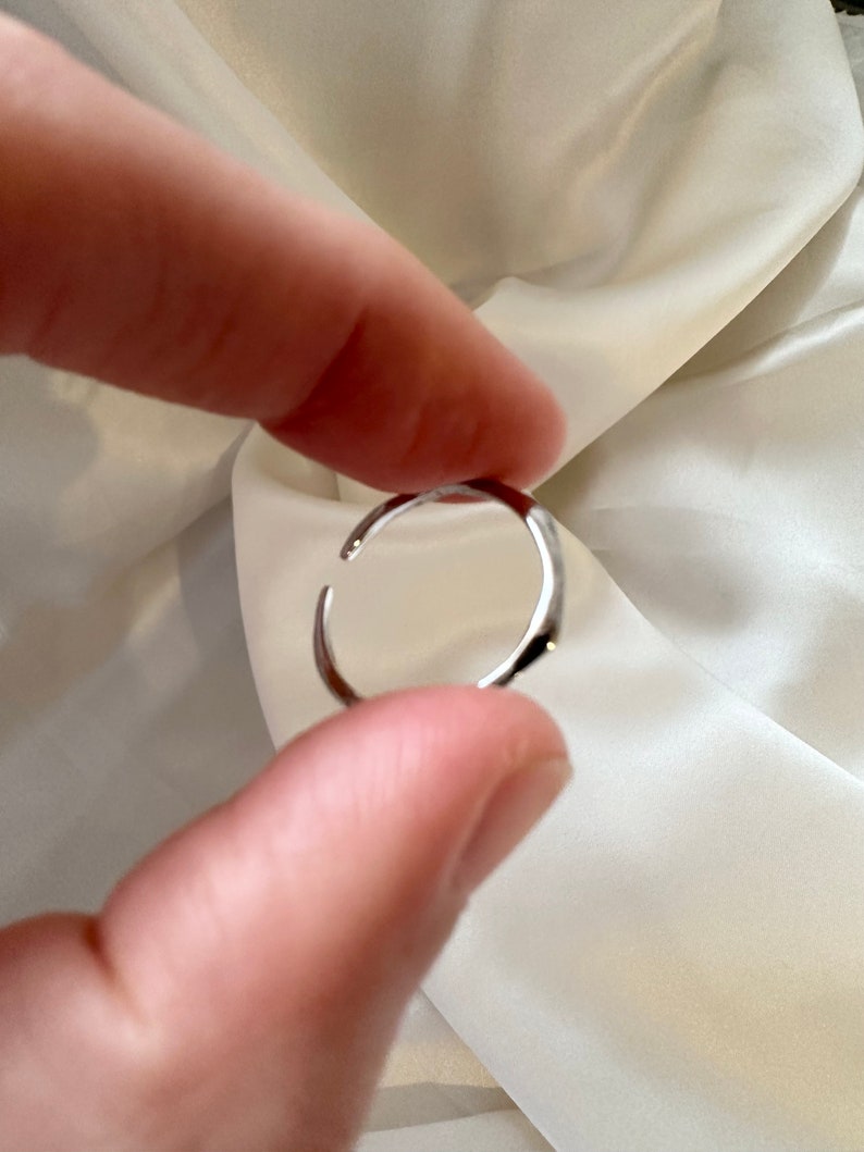 Anillo ajustable de plata extrafino, anillo de plata fino, anillo extrafino, anillo minimalista, minimalismo, anillo de banda fina, ajustable imagen 2