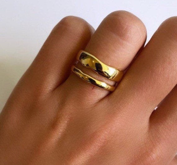 Bay | 18K Yellow Gold plain bezel set diamond baguette wedding ring |  Taylor & Hart