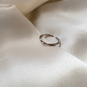 Anillo ajustable de plata extrafino, anillo de plata fino, anillo extrafino, anillo minimalista, minimalismo, anillo de banda fina, ajustable imagen 6