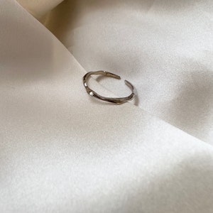 Anillo ajustable de plata extrafino, anillo de plata fino, anillo extrafino, anillo minimalista, minimalismo, anillo de banda fina, ajustable imagen 5