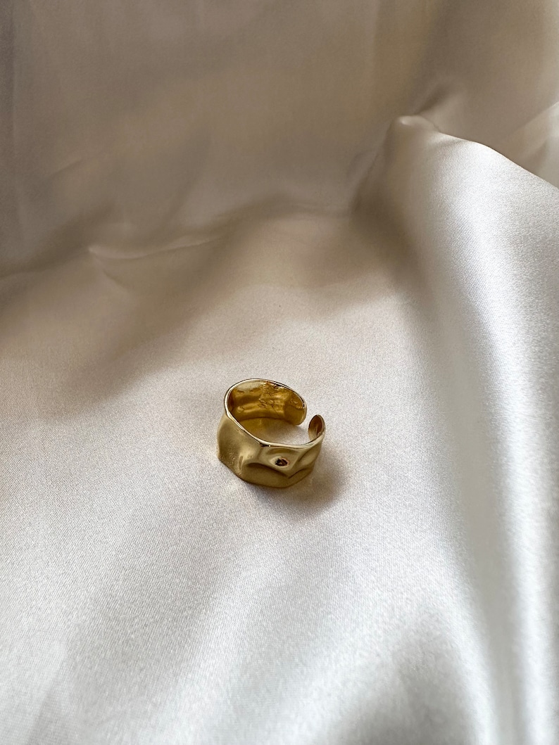 Anillo de oro grueso, anillo martillado de oro, anillo de oro grueso, anillo ajustable, unisex, anillo de declaración, anillo de apilamiento, anillo de oro grande, presente, regalo imagen 3