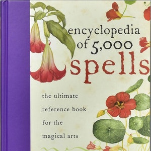 Puede incluir: Una portada de libro con una columna vertebral morada y un fondo blanco. El título es "Enciclopedia de 5.000 hechizos" con ilustraciones de flores y una raíz.