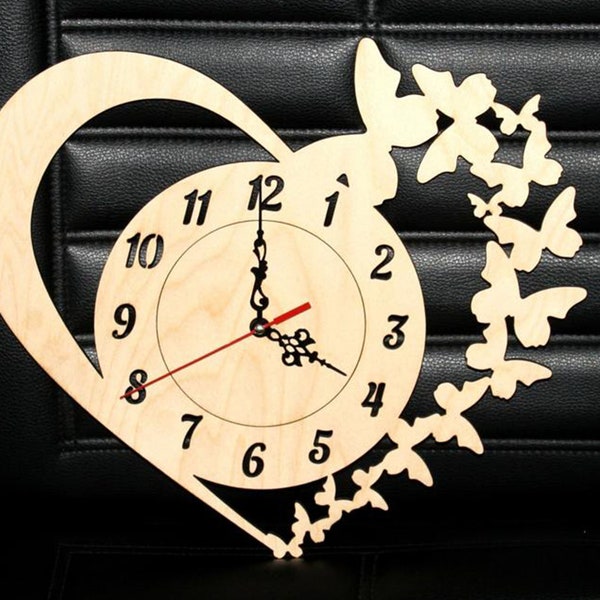 Orologio tagliato al laser con cuore e farfalle download istantaneo cnc del file vettoriale Glowforge