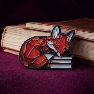Pin&#39;s Renard en émail vitrail – Pin&#39;s cosy et littéraire – Renard sur des livres – Esthétique Booktok – Pin&#39;s Renard roux orangé – Cadeau pour les amoureux de la lecture