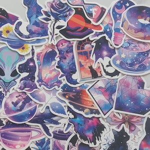 Stickerbomb Purple Space Fantasy Mood Lot de 50 autocollants futuristes chats étoiles violet rose boissons sucrées planètes décoration pour meubles d'ordinateur portable