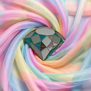 Könnte beinhalten: Eine weiße Keramik-Tasse mit schwarzem Henkel und dem Text "But First, Coffee" in fetter, schwarzer Schrift. Die Tasse steht vor einem verschwommenen Hintergrund, der eine gemütliche Umgebung suggeriert.