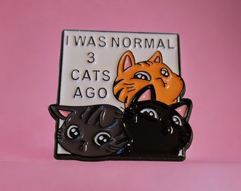 Anstecker Pin Katzen i was normal 3 cats ago Süße Katzen Kittys Anstecker Taschen Kleidung Deko Pin Tiere Lustig ca. 3x3 cm schwarz Buttons