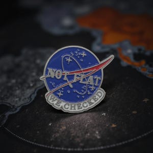Inte platt Vi kontrollerade emaljpin – Rolig rymdvetenskap hård emaljpin – Sarkastisk vetenskap meme-pin gåva – NASA rolig konst