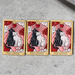 Pin Chats Les amoureux Chat couple roses rouge rose Mignon pin chat amoureux sorcière chat broche en émail dur Chat de tarot noir