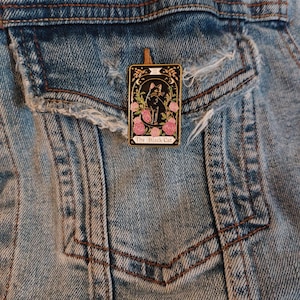 Anstecker Schwarze Katze Tarot Karte the black Cat mit Blumen Rosen rot rosa Cute pin cat lover witch Katze hard enamel Pin Black Tarotkatze