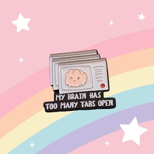 Könnte beinhalten: Ein skurriler Emaille-Pin mit einem Stapel von Computerfenstern, die jeweils ein Cartoon-Gehirn zeigen. Der Pin trägt den Text "MY BRAIN HAS TOO MANY TABS OPEN" auf einem schwarzen Banner. Der Hintergrund ist pastellfarben.