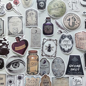 Könnte beinhalten: Eine Sammlung von Aufklebern im Vintage-Stil mit Apotheken- und Trank-Themen. Designs umfassen Etiketten mit Texten wie "Love Potion", "Moon Dust" und "Ashes of Vampire" sowie Illustrationen einer Biene, eines Auges und Trankflaschen. Die Aufkleber haben eine antike Ästhetik.