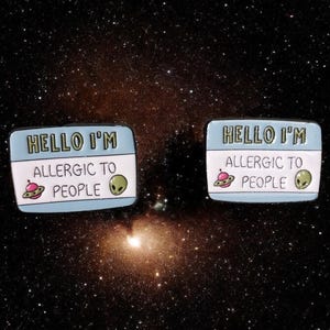 Anstecker Hello i am allergic to people Alien Space Weltraum Raumschiff lustiger Pin mit Spruch Brosche Deko Mode Anstecker grüne Männchen