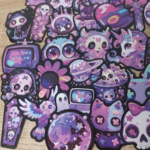 Stickerset Lila Cute Gothik Hexen Katze Mond Kristalle Potions Witch Witchcraft Mood Planeten Halbmond   Goth Sterne Deko für Laptop Möbel