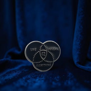 Minimal 42 Pins – Geek Science Fiction Emalj Pin – Nördsymbol Badge – Subtil Sci Fi-referens Hård Emalj Pins – Svaret på allt :)