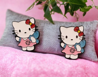 Pin Hello Kitty broche del pines esmaltados gato Hada pequeña decoración de gatito moda Pin bolsos ropa Pin lindo Kitty Sanrio familia