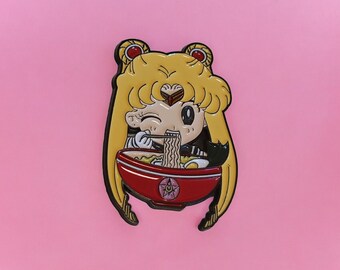 Anstecker Sailor Moon Ramen Super Moonies Sailor Moon Deko Mode Anstecker Taschen Kleidung Pin Lustig ca. 4x 2,8 cm großer Anstecker Usagi