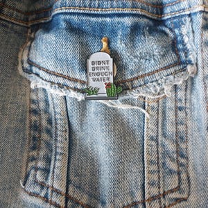 Badge Didnt drink enough water Gravestone Pin Funny Parody Water break Badge Cactus with saying Fashion Badge Bags Clothing