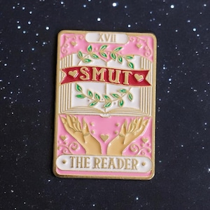 Anstecker Tarot Karte The Reader Smut Schmutz  Rosa Rot Book Addict Book Lover Anstecker Pin Deko Kleidung Rucksack Emaille Pin Geschenkidee