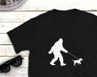 Lustiges Big Foot Walking Dog Shirt, Sasquatch Labrador Walk Tshirt, lustiges Sasquatch Tee, Big Foot Shirt, Yeti Geschenke, Grafik Tee