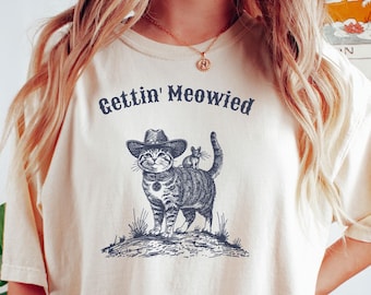 Comfort Colors Bachelorette Party Shirt Gettin' Meowied Cowgirl Cowboy Meowdy Cat Bridal Squad T-Shirt Cat Lover Gift Country Cat Bride Swag