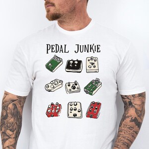 Maglietta Pedal Junkie, Maglietta con accordi per chitarra, Regalo divertente per musicista, Regali per chitarristi, Maglietta sarcastica, Maglietta con slogan "Strofa degli effetti scherzosi"