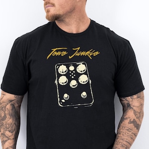 Maglietta Pedal Junkie, Maglietta con accordi per chitarra, Regalo divertente per musicista, Regali per chitarristi, Maglietta sarcastica, Maglietta con slogan "Strofa degli effetti scherzosi"