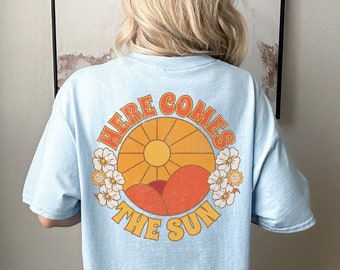 Hier kommt das Sonne-T-Shirt, Retro-Stil T-Shirt, Hippie-T-Shirt, Vintage-inspiriertes Baumwoll-T-Shirt, Friedens-T-Shirt, Festival-Geschenk, übergroßes T-Shirt