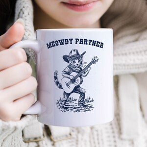 Taza de café con gato vaquero, taza con cita divertida de Meowdy Partner, regalo para amantes de los gatos, taza para gatos con música country occidental, idea de regalo para amigos, regalo novedoso
