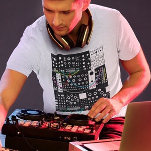 Maglietta Dj Producer Turntables Synthesizer - Design Vintage Per Appassionati Di Musica Elettronica - Foto 3