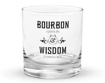 Puede incluir: Un vaso de vidrio transparente con el texto "Bourbon goes in & Wisdom comes out" impreso en él.