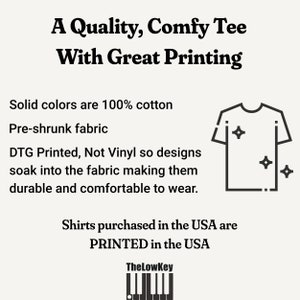 K&ouml;nnte beinhalten: Eine Schwarzwei&szlig;illustration eines T-Shirts mit dem Text "A Quality, Comfy Tee With Great Printing". Der Text unter der Illustration lautet "Solid colors are 100% cotton, Pre-shrunk fabric, DTG Printed, Not Vinyl so designs soak into the fabric making them durable and comfortable to wear. Shirts purchased in the USA are PRINTED in the USA. TheLowKey".